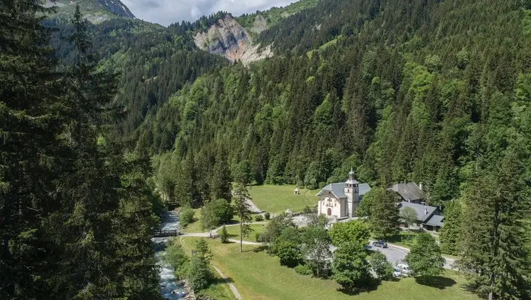Vue aérienne de La Vieille Auberge et Notre-Dame de la Gorge