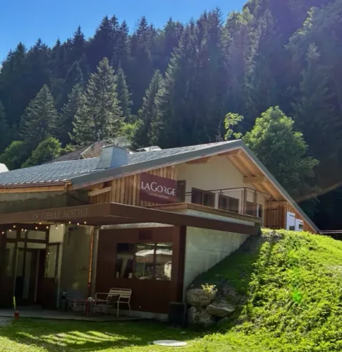 La terrasse extérieure, en pleine nature